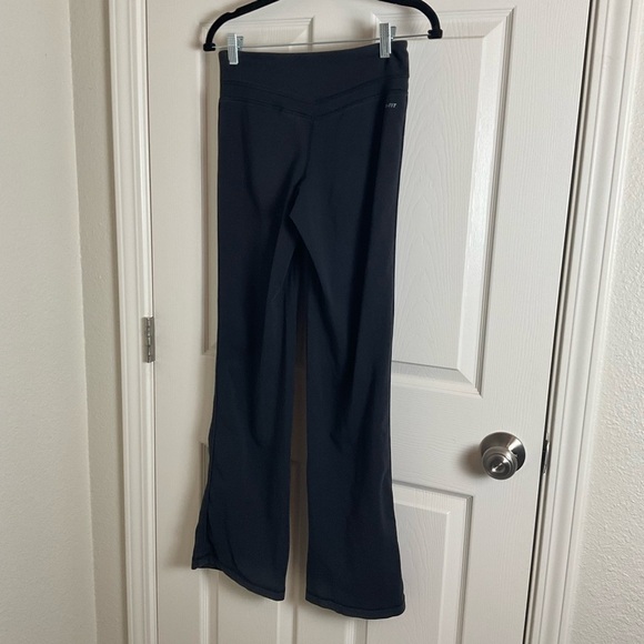 Nike dri-fit Women's Black Flared Pants size XSMALL - Picture 7 of 8